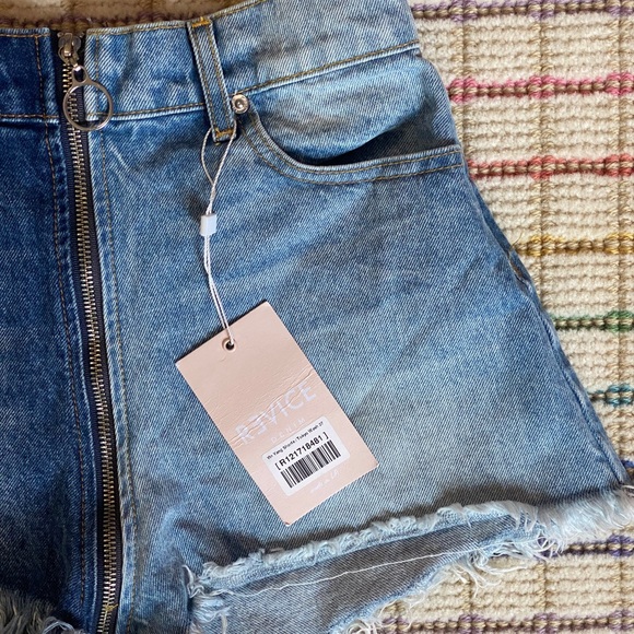 REVICE TWO TONE FULL ZIPPER DENIM SHORTS: size 27 - Picture 3 of 7